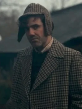 Freddy Horniman The Gentlemen houndstooth coat featuring a matching deerstalker hat. The iconic The Gentlemen Netflix Daniel Ings long coat.