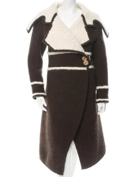 Close-up of Cameron Diaz as Amanda Woods wearing the brown and white shearling-look winter coat from The Holiday.