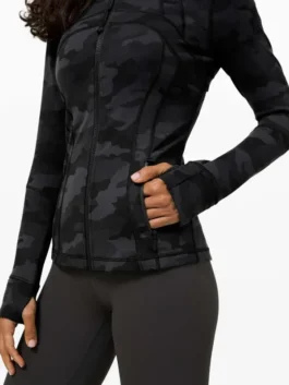 Side view of a form-fitting lulu define jacket camo featuring secure zip pockets and thumbhole cuffs in a dark camouflage lululemon print.