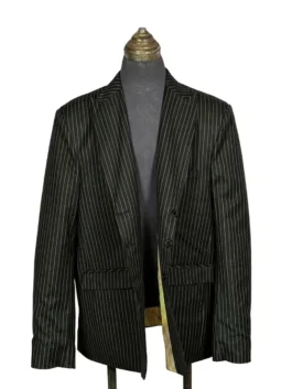 Professional men’s blazer with a classic buttoned front and a sharp, elegant collar profile.
