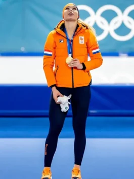 A full-length view of the Winter Olympics 2026 Netherlands puffer jacket worn by Jutta Leerdam during a Dutch Olympic team podium ceremony.