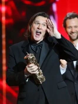 César Award Jim Carrey Black Suit featuring professional grade stitching and a luxury black viscose interior.