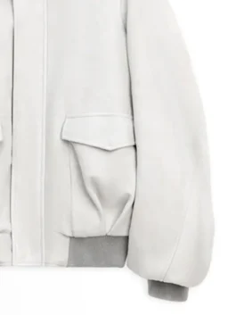 NYC 2026 Sarah Pidgeon White Wool Jacket in clean white wool with a shirt collar, rib knitted cuffs and Sarah Pidgeon's sharp everyday NYC 2026 sports style.